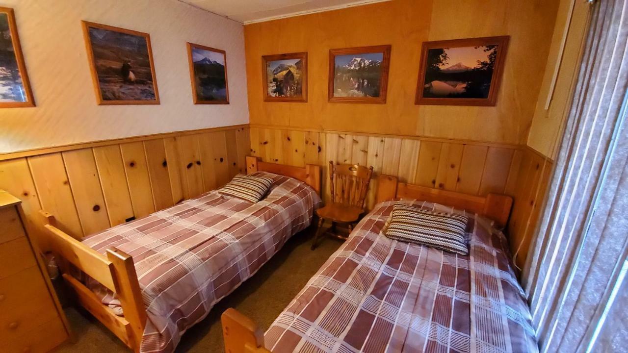 Reverse Creek Lodge June Lake Room photo