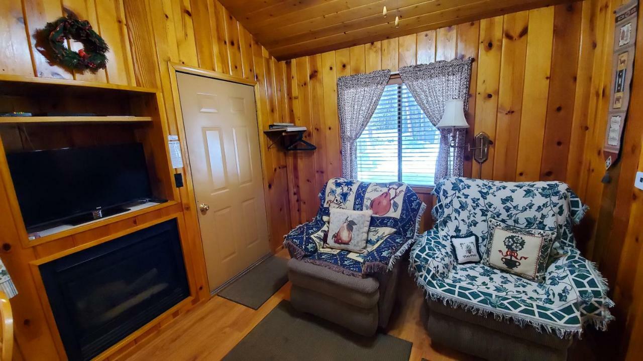 Reverse Creek Lodge June Lake Room photo