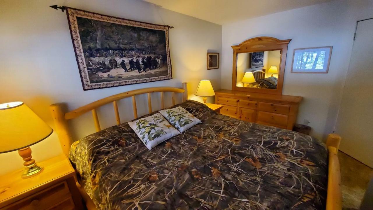 Reverse Creek Lodge June Lake Room photo