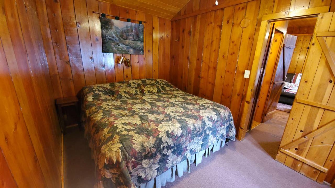 Reverse Creek Lodge June Lake Room photo