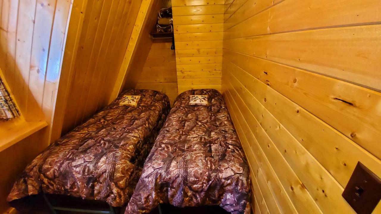 Reverse Creek Lodge June Lake Room photo